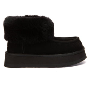 EverUgg Loofee UGG boots in beige with soft shearling lining, stylish ankle-high design, and durable rubber sole.