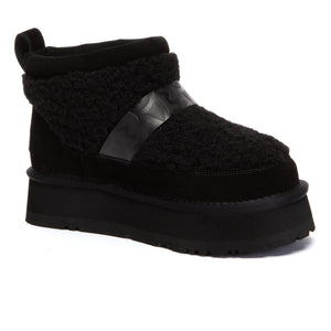 EverUgg Short Maphie UGG boots in tan with plush shearling lining and rugged rubber soles, showcasing cozy winter footwear.
